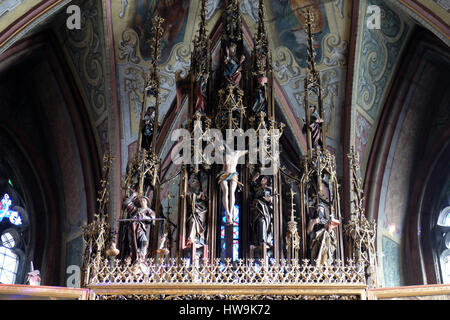 Kreuzigung, Hauptaltar in der Pfarrkirche in St. Wolfgang am Wolfgangsee in Österreich am 14. Dezember 2014. Stockfoto