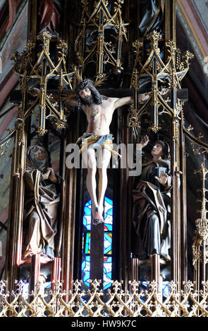 Kreuzigung, Jungfrau Maria und Johannes unter dem Kreuz, Hochaltar in der Pfarrkirche in St. Wolfgang am Wolfgangsee in Österreich am 14. Dezember 2014. Stockfoto