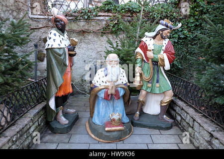 Biblische Könige oder Three Wise Men vor der Kirche in St. Wolfgang am Wolfgangsee in Österreich am 14. Dezember 2014. Stockfoto