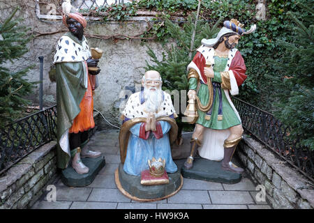 Biblische Könige oder Three Wise Men vor der Kirche in St. Wolfgang am Wolfgangsee in Österreich am 14. Dezember 2014. Stockfoto