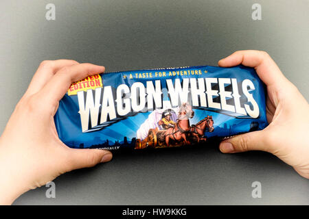 Tambow, Russische Föderation - 31. Mai, 2016 Jammie Wagon Wheels Limited Edition pack in Händen der Frau. Studio gedreht. Wagenräder sind ein Snack Essen. Sie co Stockfoto