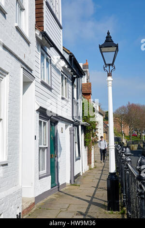 Hastings alte Stadt High Street, malerische Häuser auf dem erhöhten Bürgersteig, East Sussex, England, Großbritannien, UK, GB, Stockfoto