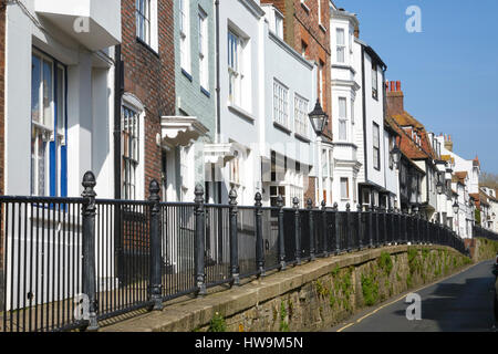 Hastings Altstadt, Hastings High Street, malerische Häuser auf dem erhöhten Bürgersteig, East Sussex, England, Großbritannien, UK, GB, Stockfoto