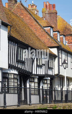 Hastings alte Stadt High Street, halb Fachwerkhaus beherbergt auf dem erhöhten Bürgersteig, East Sussex, England, Großbritannien, UK, GB, Stockfoto