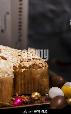 Osterhase, Eiern und Kuchen, über einem dunklen rostigen Tablett Stockfoto