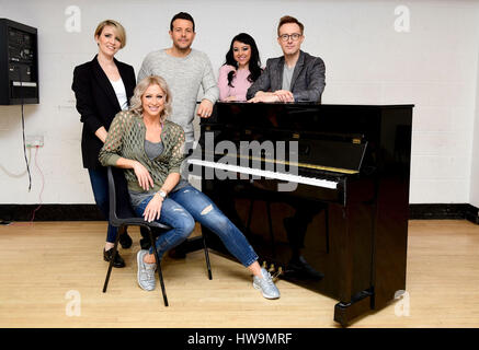 PABEST AM 0001. MÄRZ 20 (von links nach rechts) Claire Richards, Faye Tozer, Lee Latchford-Evans, Lisa Scott-Lee und Ian 'H' Watkins, die die Band Steps bilden, kündigen ihr neues Album, Single und Tour an, während sie in den Pineapple Studios in London Proben. Stockfoto