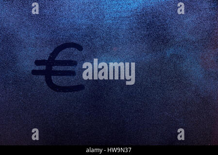Euro-Währungssymbol zeichnen Sie auf Nebel Fensterglas. Eurozone Geld anmelden gefrorenen Glastextur Stockfoto