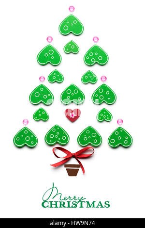 Kreativkonzept Foto der Weihnachtsbaum mit Herz gemacht von Papier auf weißem Hintergrund. Stockfoto
