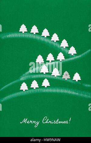Kreativkonzept Foto von Weihnachtsbäumen gemacht Papier auf grünem Hintergrund. Stockfoto