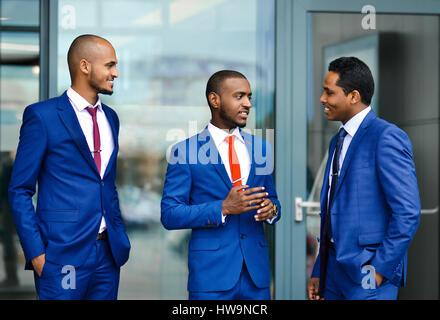Erfolgreiche Studenten in der Universität, Meisterschaft, wichtige Business-Konferenz, Arbeitstreffen, neue Projekte, Geld diskutieren. Wichtige Leute diskutieren f Stockfoto