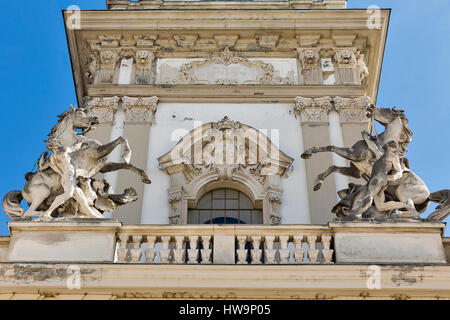 Festetics Palace Pferd Statuen in Keszthely, Ungarn. Es ist ein großer Komplex von Gebäuden der Familie Festetics. Stockfoto