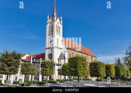 Gotische Franziskanerkirche Pfarrkirche in Kezsthely, Ungarn. 1390 erbaute und renovierte im 19. Jahrhundert im barocken Stil, gibt es eine imposante Neo Gothic Stockfoto