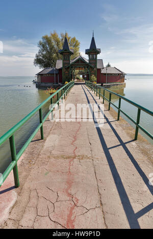 Bad Insel Szigetfurdo und lange Brücke auf dem Balaton in Keszthely, Ungarn. Stockfoto