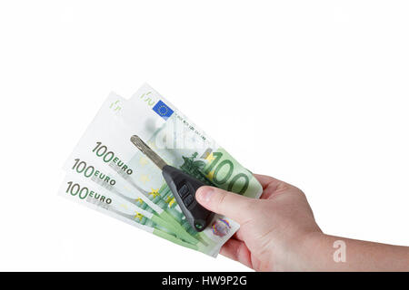 Mann Hand mit Euro 100 Banknoten und Auto Schlüssel isoliert auf weißem Hintergrund Closeup mit Textfreiraum Stockfoto
