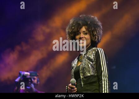 Neapel, Italien. 18. März 2017. 99 Posse während der Show "Je Sto Vicino eine Te 3" Show in Erinnerung an Pino Daniele Credit: Paola Visone/Pacific Press/Alamy Live News Stockfoto