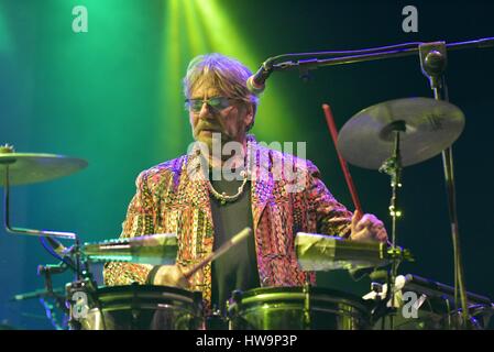 Neapel, Italien. 18. März 2017. Tony Esposito in der Show '' Je Sto Vicino eine Te 3' Show in Erinnerung an Pino Daniele Credit: Paola Visone/Pacific Press/Alamy Live News Stockfoto