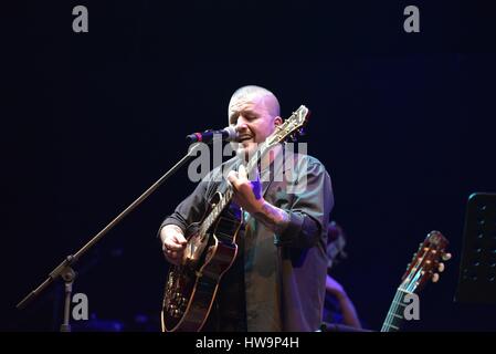 Neapel, Italien. 18. März 2017. Nello Daniele während der Show "Je Sto Vicino eine Te 3" Show in Erinnerung an Pino Daniele Credit: Paola Visone/Pacific Press/Alamy Live News Stockfoto