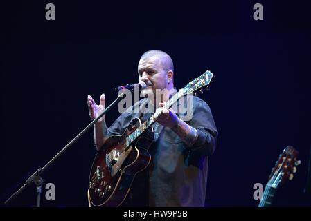 Neapel, Italien. 18. März 2017. Nello Daniele während der Show "Je Sto Vicino eine Te 3" Show in Erinnerung an Pino Daniele Credit: Paola Visone/Pacific Press/Alamy Live News Stockfoto