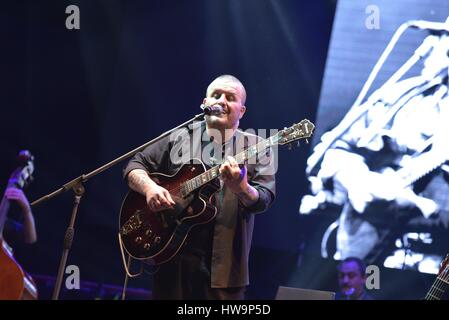 Neapel, Italien. 18. März 2017. Nello Daniele während der Show "Je Sto Vicino eine Te 3" Show in Erinnerung an Pino Daniele Credit: Paola Visone/Pacific Press/Alamy Live News Stockfoto