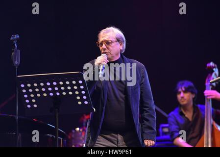 Neapel, Italien. 18. März 2017. Nino d ' Angelo während der Show '' Je Sto Vicino eine Te 3' Show in Erinnerung an Pino Daniele Credit: Paola Visone/Pacific Press/Alamy Live News Stockfoto