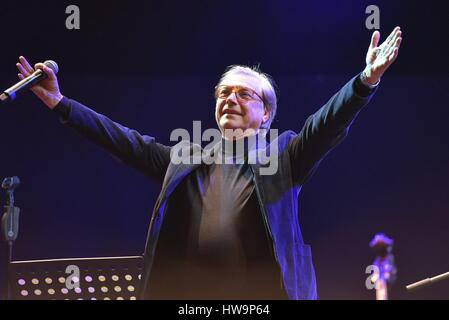 Neapel, Italien. 18. März 2017. Nino d ' Angelo während der Show '' Je Sto Vicino eine Te 3' Show in Erinnerung an Pino Daniele Credit: Paola Visone/Pacific Press/Alamy Live News Stockfoto