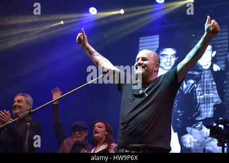 Neapel, Italien. 18. März 2017. Nello Daniele während der Show "Je Sto Vicino eine Te 3" Show in Erinnerung an Pino Daniele Credit: Paola Visone/Pacific Press/Alamy Live News Stockfoto