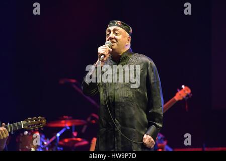 Neapel, Italien. 18. März 2017. Peppe Barra während der Show '' Je Sto Vicino a Te 3"Messe in Erinnerung von Pino Daniele Credit: Paola Visone/Pacific Press/Alamy Live News Stockfoto