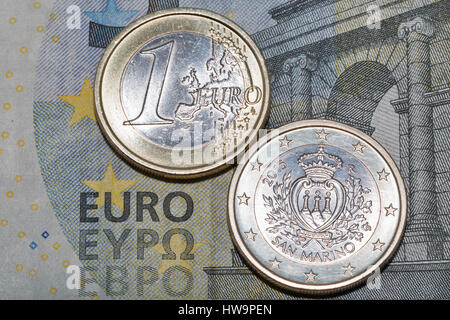 5 Euro-Banknote mit einem Euro San Marino Münzen Makro Stockfoto