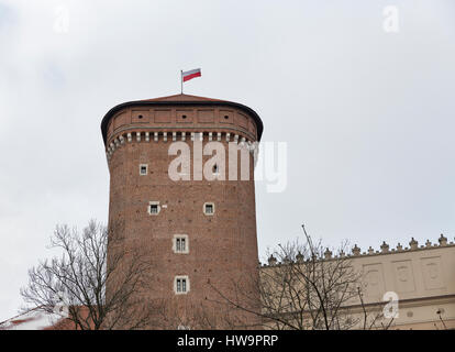 Wawel Schloss Senator Königsturm mit polnischer Flagge in Krakau, Polen. Stockfoto