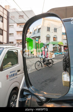 Fahrrad Lieferung Mann gerahmt im Rückspiegel am Tsukiji-Fischmarkt, Tokyo, Japan Stockfoto