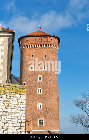 Wawel Schloss Senator Königsturm mit polnischer Flagge in Krakau, Polen. Stockfoto