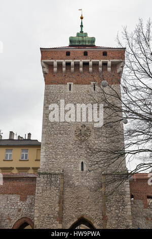 Mittelalterliche Turm von St. Florian Tor in Krakau, Polen. Die Außenseite der Festung. Stockfoto