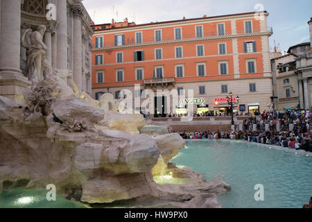 Menge von Touristen besucht und posiert an der Vorderseite TheTrevi Brunnen in Rom. Fontana di Trevi ist eines der meisten sind Stockfoto