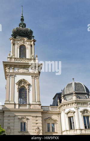 Turm der Festetics Palace befindet sich in der Stadt Keszthely, Ungarn. Gebäude im barocken Stil wurde 1745-1880, nicht weit vom Balaton See gebaut. Stockfoto