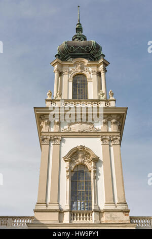 Turm der Festetics Palace befindet sich in der Stadt Keszthely, Ungarn. Gebäude im barocken Stil wurde 1745-1880, nicht weit vom Balaton See gebaut. Stockfoto