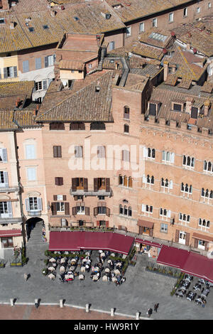 Der Blick über den Dächern von Siena aus Torre del Mangia, Toskana, Italien Stockfoto