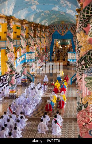 Vietnam, Tay Ninh, Cao Dai Heiligen Stuhl, Innere des Cao Dai große Tempel Stockfoto