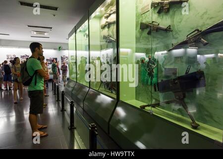 Vietnam, Ho-Chi-Minh-Stadt, War Remnants Museum, Interieur Galerie von Waffen verwendet, während Vietnam Krieg Stockfoto