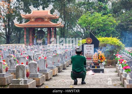 Vietnam, DMZ-Bereich, Provinz Quang Tri, Truong Son National Military Cemetery, Offiziere, die zu Ehren der Toten Stockfoto