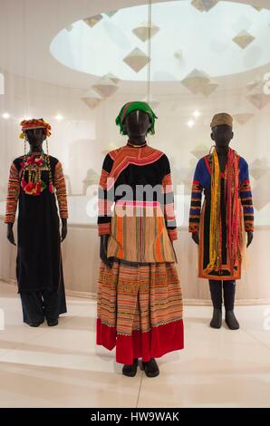 Vietnam, Hanoi, vietnamesische Frauenmuseum, traditionellen vietnamesischen Frauen Kleidung Stockfoto