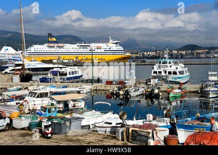 Frankreich, Corse du Sud, Ajaccio, der Fischereihafen und der Hafen im Hintergrund Stockfoto