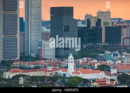 Singapur, Skyline der Stadt erhöhte Ansicht über die Padang, Dämmerung Stockfoto