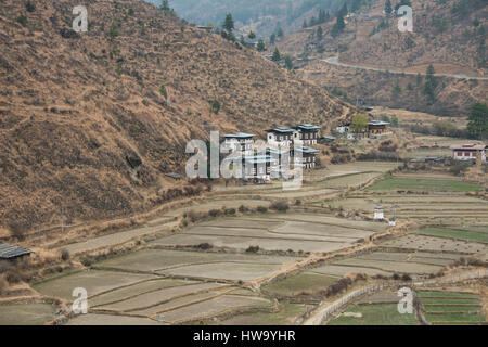 Bhutan. Blick auf die typische Landschaft typischen Ackerland und Gehäuse zwischen Thimphu und Paro. Stockfoto