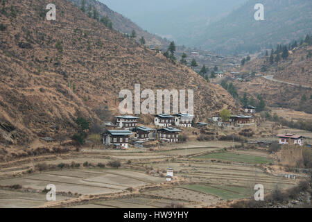 Bhutan. Blick auf die typische Landschaft typischen Ackerland und Gehäuse zwischen Thimphu und Paro. Stockfoto
