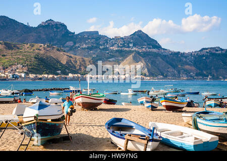 GIARDINI NAXOS, Italien - 6. Juli 2011: Menschen in der Nähe von Boote am Strand von Giardini Naxos-Stadt. Naxos wurde von Thucles der chalkidischen 734 v. Chr. und Si gegründet. Stockfoto