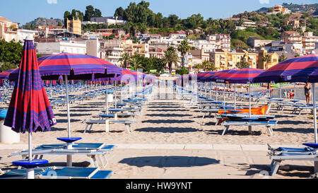 GIARDINI NAXOS, Italien - 8. Juli 2011: Menschen am städtischen Strand von Giardini Naxos Stadt Morgen. Naxos wurde gegründet von Thucles die chalkidischen 734 v. Chr. Stockfoto