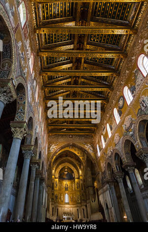 MONREALE, Italien - 25. Juni 2011: Decke des Duomo di Monreale auf Sizilien. Die Kathedrale von Monreale ist eines der größten Beispiele des Architekten Norman Stockfoto