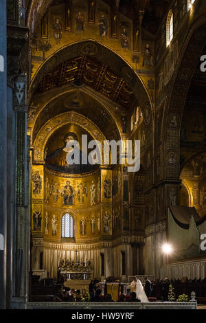 MONREALE, Italien - 25. Juni 2011: Hochzeit im Innenraum Duomo di Monreale auf Sizilien. Die Kathedrale von Monreale ist eines der besten Beispiele von Norman Stockfoto