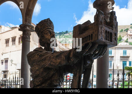 MONREALE, Italien - 25. Juni 2011: Statue von König William II mit seiner Kirche, die Jungfrau Maria im Duomo di Monreale. Die Kathedrale ist die größte Prüfung Stockfoto