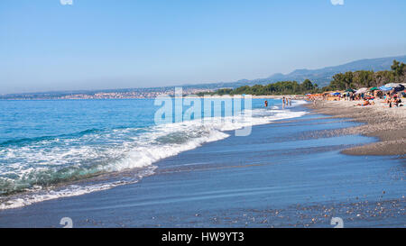 CALATABIANO, Italien - 28. Juni 2011: Menschen am Kiesstrand San Marco am Ionischen Meer in Sizilien. Dies ist sauber, langen, ruhigen, kleinen Kieselstrand, es Stockfoto